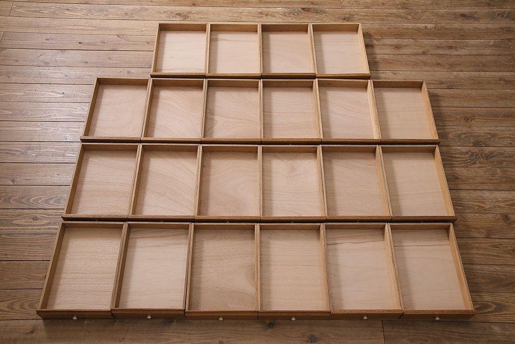 キャビネットをリペア&カスタム!ガラスをゆらゆらガラスへ入れ替え。欠損した取っ手を取り付け。棚はセパレートさせ、可動式の棚板を設置。塗装を剥離し明るい色味に着色し仕上げ。(収納棚、引き出し)