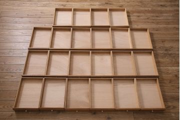 キャビネットをリペア&カスタム!ガラスをゆらゆらガラスへ入れ替え。欠損した取っ手を取り付け。棚はセパレートさせ、可動式の棚板を設置。塗装を剥離し明るい色味に着色し仕上げ。(収納棚、引き出し)