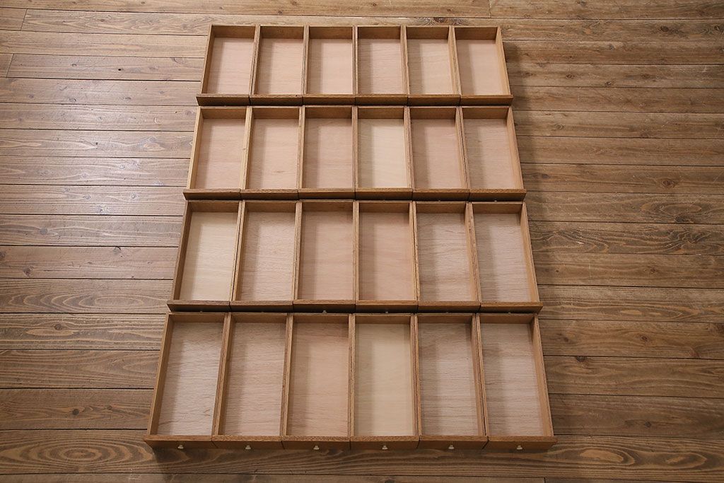 キャビネットをリペア&カスタム!ガラスをゆらゆらガラスへ入れ替え。欠損した取っ手を取り付け。棚はセパレートさせ、可動式の棚板を設置。塗装を剥離し明るい色味に着色し仕上げ。(収納棚、引き出し)