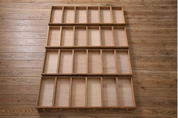 キャビネットをリペア&カスタム!ガラスをゆらゆらガラスへ入れ替え。欠損した取っ手を取り付け。棚はセパレートさせ、可動式の棚板を設置。塗装を剥離し明るい色味に着色し仕上げ。(収納棚、引き出し)