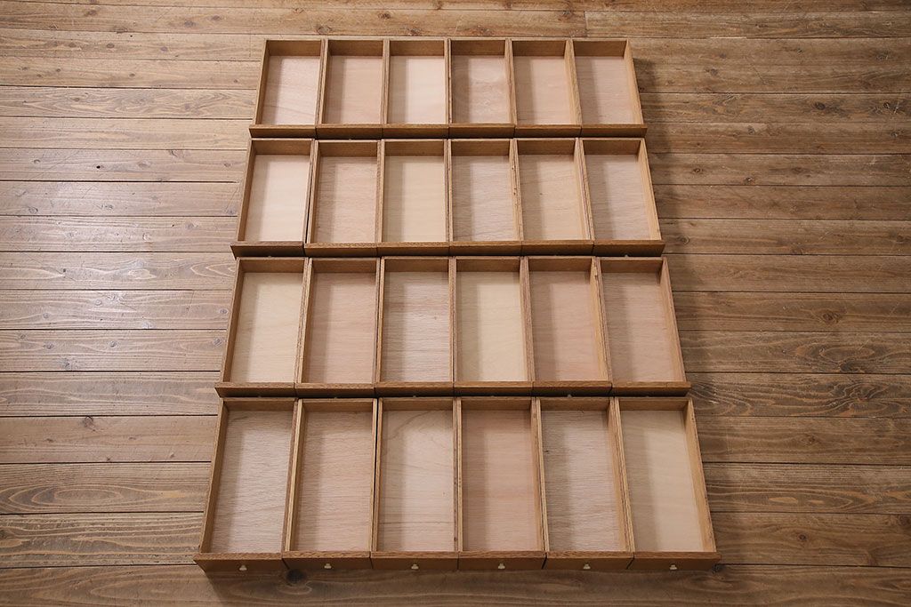 キャビネットをリペア&カスタム!ガラスをゆらゆらガラスへ入れ替え。欠損した取っ手を取り付け。棚はセパレートさせ、可動式の棚板を設置。塗装を剥離し明るい色味に着色し仕上げ。(収納棚、引き出し)