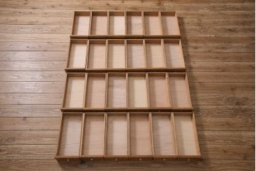 キャビネットをリペア&カスタム!ガラスをゆらゆらガラスへ入れ替え。欠損した取っ手を取り付け。棚はセパレートさせ、可動式の棚板を設置。塗装を剥離し明るい色味に着色し仕上げ。(収納棚、引き出し)