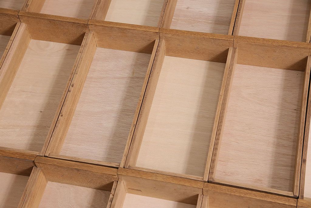 キャビネットをリペア&カスタム!ガラスをゆらゆらガラスへ入れ替え。欠損した取っ手を取り付け。棚はセパレートさせ、可動式の棚板を設置。塗装を剥離し明るい色味に着色し仕上げ。(収納棚、引き出し)