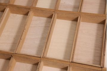 キャビネットをリペア&カスタム!ガラスをゆらゆらガラスへ入れ替え。欠損した取っ手を取り付け。棚はセパレートさせ、可動式の棚板を設置。塗装を剥離し明るい色味に着色し仕上げ。(収納棚、引き出し)