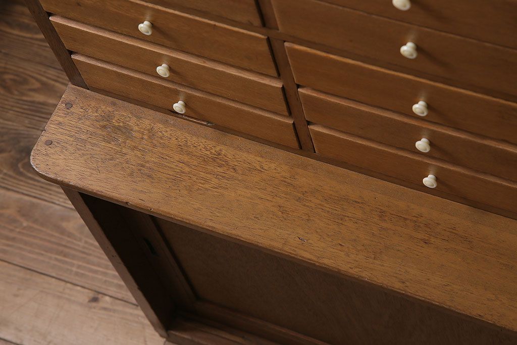 キャビネットをリペア&カスタム!ガラスをゆらゆらガラスへ入れ替え。欠損した取っ手を取り付け。棚はセパレートさせ、可動式の棚板を設置。塗装を剥離し明るい色味に着色し仕上げ。(収納棚、引き出し)