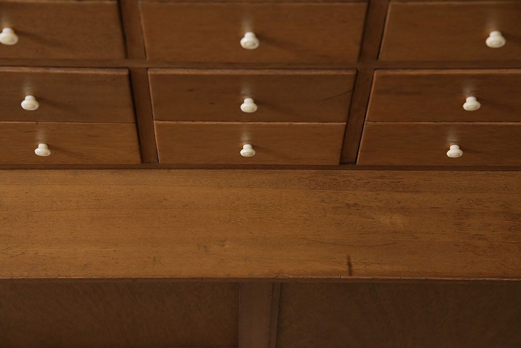 キャビネットをリペア&カスタム!ガラスをゆらゆらガラスへ入れ替え。欠損した取っ手を取り付け。棚はセパレートさせ、可動式の棚板を設置。塗装を剥離し明るい色味に着色し仕上げ。(収納棚、引き出し)