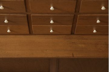 キャビネットをリペア&カスタム!ガラスをゆらゆらガラスへ入れ替え。欠損した取っ手を取り付け。棚はセパレートさせ、可動式の棚板を設置。塗装を剥離し明るい色味に着色し仕上げ。(収納棚、引き出し)