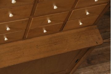 キャビネットをリペア&カスタム!ガラスをゆらゆらガラスへ入れ替え。欠損した取っ手を取り付け。棚はセパレートさせ、可動式の棚板を設置。塗装を剥離し明るい色味に着色し仕上げ。(収納棚、引き出し)