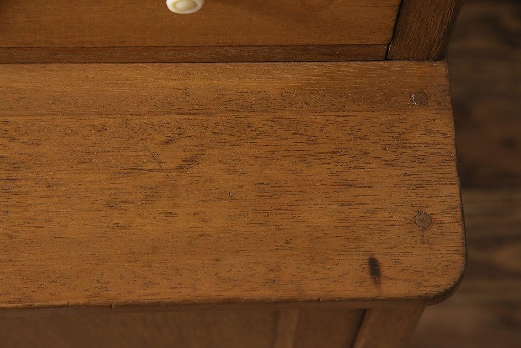 キャビネットをリペア&カスタム!ガラスをゆらゆらガラスへ入れ替え。欠損した取っ手を取り付け。棚はセパレートさせ、可動式の棚板を設置。塗装を剥離し明るい色味に着色し仕上げ。(収納棚、引き出し)