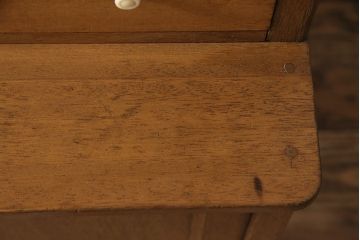 キャビネットをリペア&カスタム!ガラスをゆらゆらガラスへ入れ替え。欠損した取っ手を取り付け。棚はセパレートさせ、可動式の棚板を設置。塗装を剥離し明るい色味に着色し仕上げ。(収納棚、引き出し)