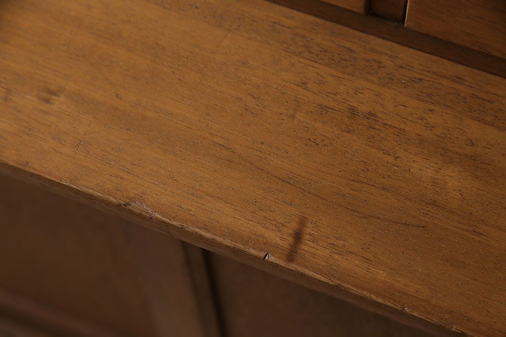 キャビネットをリペア&カスタム!ガラスをゆらゆらガラスへ入れ替え。欠損した取っ手を取り付け。棚はセパレートさせ、可動式の棚板を設置。塗装を剥離し明るい色味に着色し仕上げ。(収納棚、引き出し)