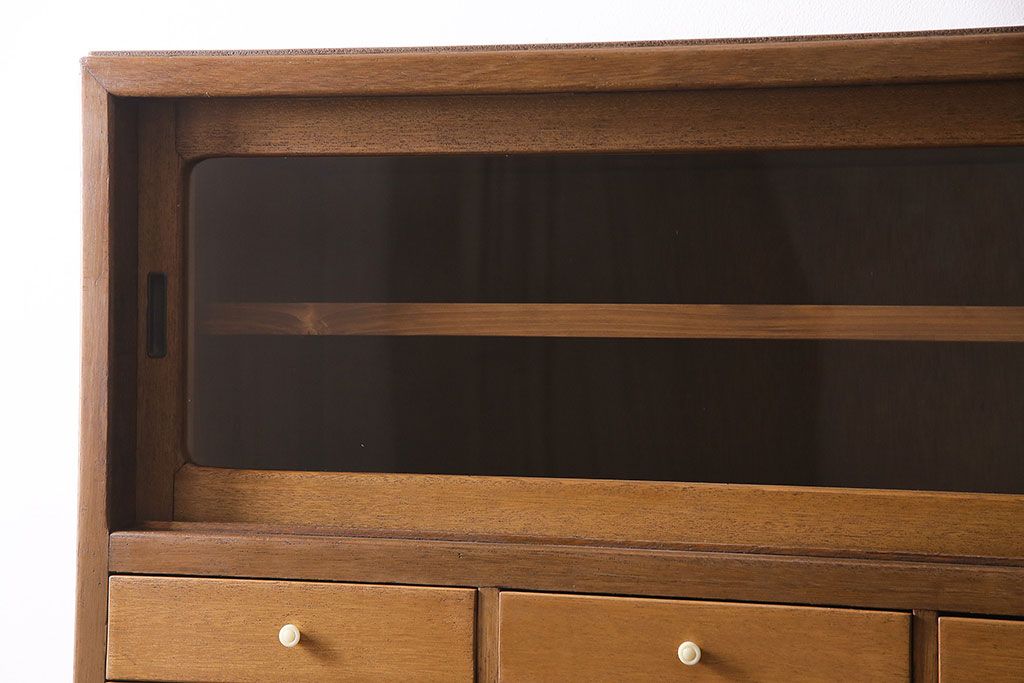 キャビネットをリペア&カスタム!ガラスをゆらゆらガラスへ入れ替え。欠損した取っ手を取り付け。棚はセパレートさせ、可動式の棚板を設置。塗装を剥離し明るい色味に着色し仕上げ。(収納棚、引き出し)