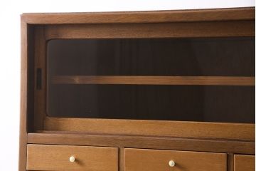 キャビネットをリペア&カスタム!ガラスをゆらゆらガラスへ入れ替え。欠損した取っ手を取り付け。棚はセパレートさせ、可動式の棚板を設置。塗装を剥離し明るい色味に着色し仕上げ。(収納棚、引き出し)