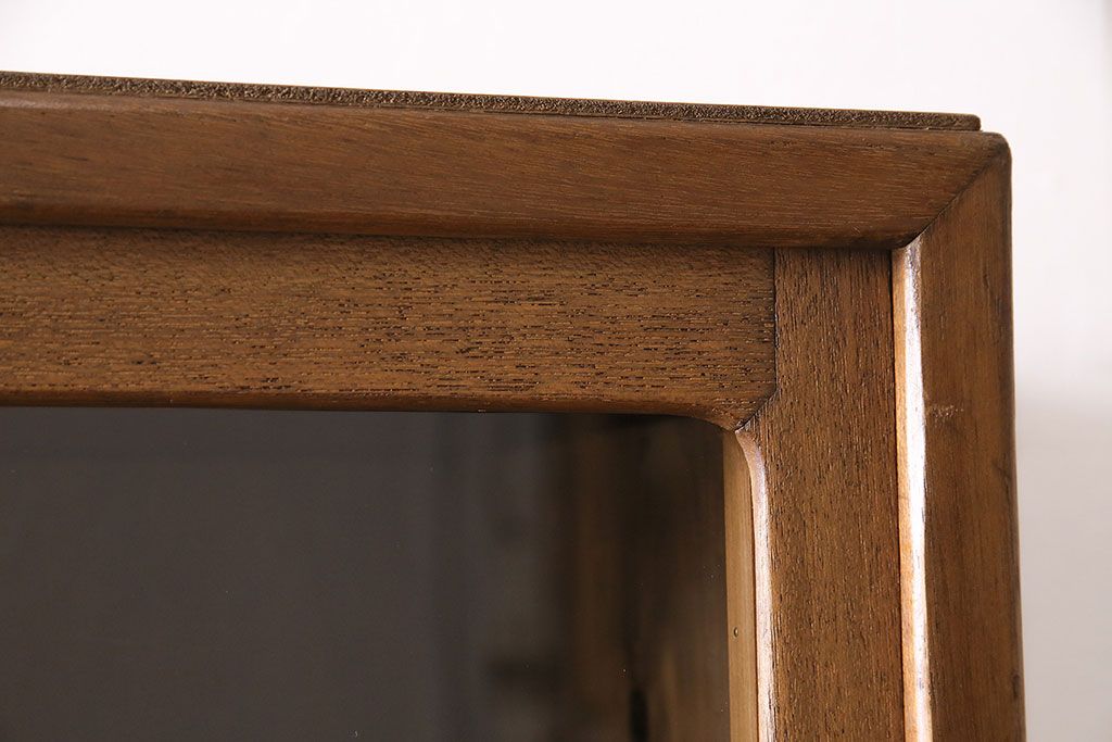 キャビネットをリペア&カスタム!ガラスをゆらゆらガラスへ入れ替え。欠損した取っ手を取り付け。棚はセパレートさせ、可動式の棚板を設置。塗装を剥離し明るい色味に着色し仕上げ。(収納棚、引き出し)