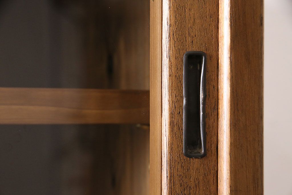 キャビネットをリペア&カスタム!ガラスをゆらゆらガラスへ入れ替え。欠損した取っ手を取り付け。棚はセパレートさせ、可動式の棚板を設置。塗装を剥離し明るい色味に着色し仕上げ。(収納棚、引き出し)