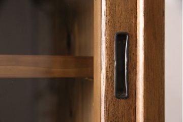 キャビネットをリペア&カスタム!ガラスをゆらゆらガラスへ入れ替え。欠損した取っ手を取り付け。棚はセパレートさせ、可動式の棚板を設置。塗装を剥離し明るい色味に着色し仕上げ。(収納棚、引き出し)