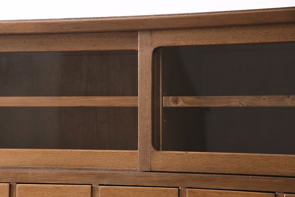 キャビネットをリペア&カスタム!ガラスをゆらゆらガラスへ入れ替え。欠損した取っ手を取り付け。棚はセパレートさせ、可動式の棚板を設置。塗装を剥離し明るい色味に着色し仕上げ。(収納棚、引き出し)