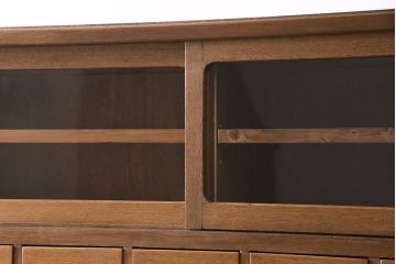 キャビネットをリペア&カスタム!ガラスをゆらゆらガラスへ入れ替え。欠損した取っ手を取り付け。棚はセパレートさせ、可動式の棚板を設置。塗装を剥離し明るい色味に着色し仕上げ。(収納棚、引き出し)