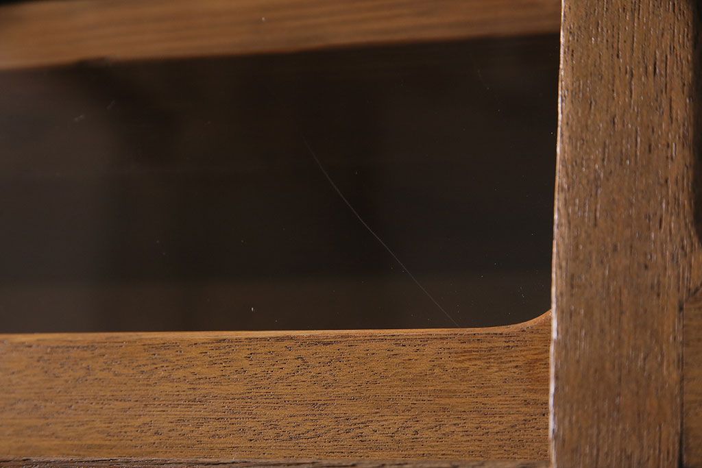 キャビネットをリペア&カスタム!ガラスをゆらゆらガラスへ入れ替え。欠損した取っ手を取り付け。棚はセパレートさせ、可動式の棚板を設置。塗装を剥離し明るい色味に着色し仕上げ。(収納棚、引き出し)