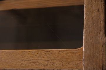 キャビネットをリペア&カスタム!ガラスをゆらゆらガラスへ入れ替え。欠損した取っ手を取り付け。棚はセパレートさせ、可動式の棚板を設置。塗装を剥離し明るい色味に着色し仕上げ。(収納棚、引き出し)