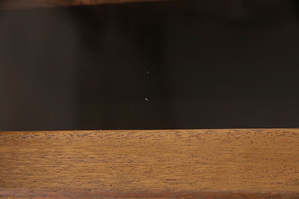 キャビネットをリペア&カスタム!ガラスをゆらゆらガラスへ入れ替え。欠損した取っ手を取り付け。棚はセパレートさせ、可動式の棚板を設置。塗装を剥離し明るい色味に着色し仕上げ。(収納棚、引き出し)