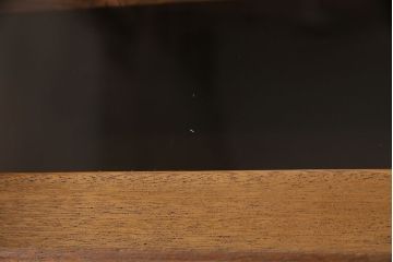 キャビネットをリペア&カスタム!ガラスをゆらゆらガラスへ入れ替え。欠損した取っ手を取り付け。棚はセパレートさせ、可動式の棚板を設置。塗装を剥離し明るい色味に着色し仕上げ。(収納棚、引き出し)