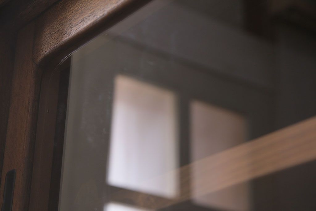 キャビネットをリペア&カスタム!ガラスをゆらゆらガラスへ入れ替え。欠損した取っ手を取り付け。棚はセパレートさせ、可動式の棚板を設置。塗装を剥離し明るい色味に着色し仕上げ。(収納棚、引き出し)