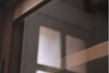 キャビネットをリペア&カスタム!ガラスをゆらゆらガラスへ入れ替え。欠損した取っ手を取り付け。棚はセパレートさせ、可動式の棚板を設置。塗装を剥離し明るい色味に着色し仕上げ。(収納棚、引き出し)