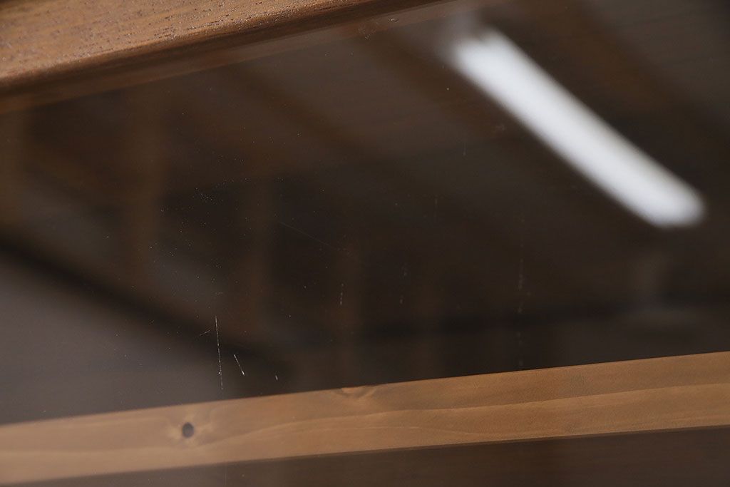 キャビネットをリペア&カスタム!ガラスをゆらゆらガラスへ入れ替え。欠損した取っ手を取り付け。棚はセパレートさせ、可動式の棚板を設置。塗装を剥離し明るい色味に着色し仕上げ。(収納棚、引き出し)