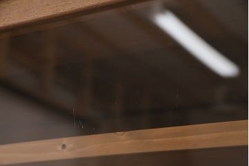 キャビネットをリペア&カスタム!ガラスをゆらゆらガラスへ入れ替え。欠損した取っ手を取り付け。棚はセパレートさせ、可動式の棚板を設置。塗装を剥離し明るい色味に着色し仕上げ。(収納棚、引き出し)