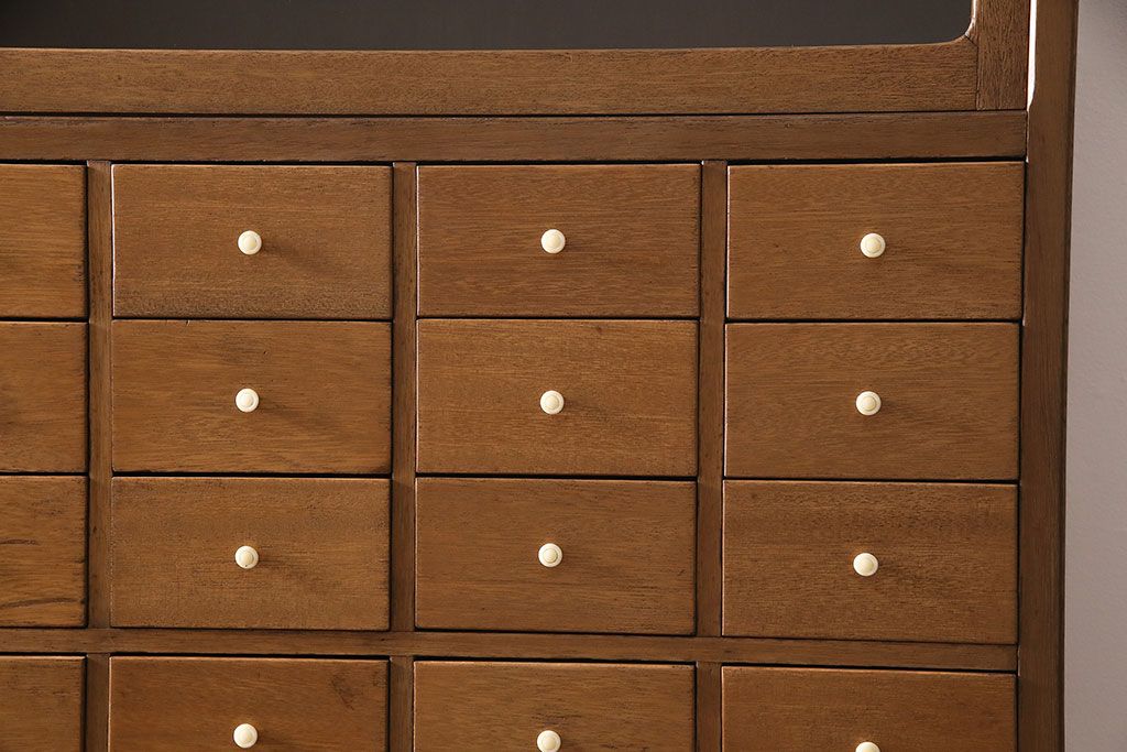 キャビネットをリペア&カスタム!ガラスをゆらゆらガラスへ入れ替え。欠損した取っ手を取り付け。棚はセパレートさせ、可動式の棚板を設置。塗装を剥離し明るい色味に着色し仕上げ。(収納棚、引き出し)