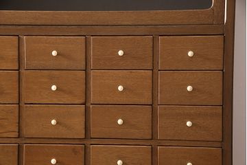 キャビネットをリペア&カスタム!ガラスをゆらゆらガラスへ入れ替え。欠損した取っ手を取り付け。棚はセパレートさせ、可動式の棚板を設置。塗装を剥離し明るい色味に着色し仕上げ。(収納棚、引き出し)