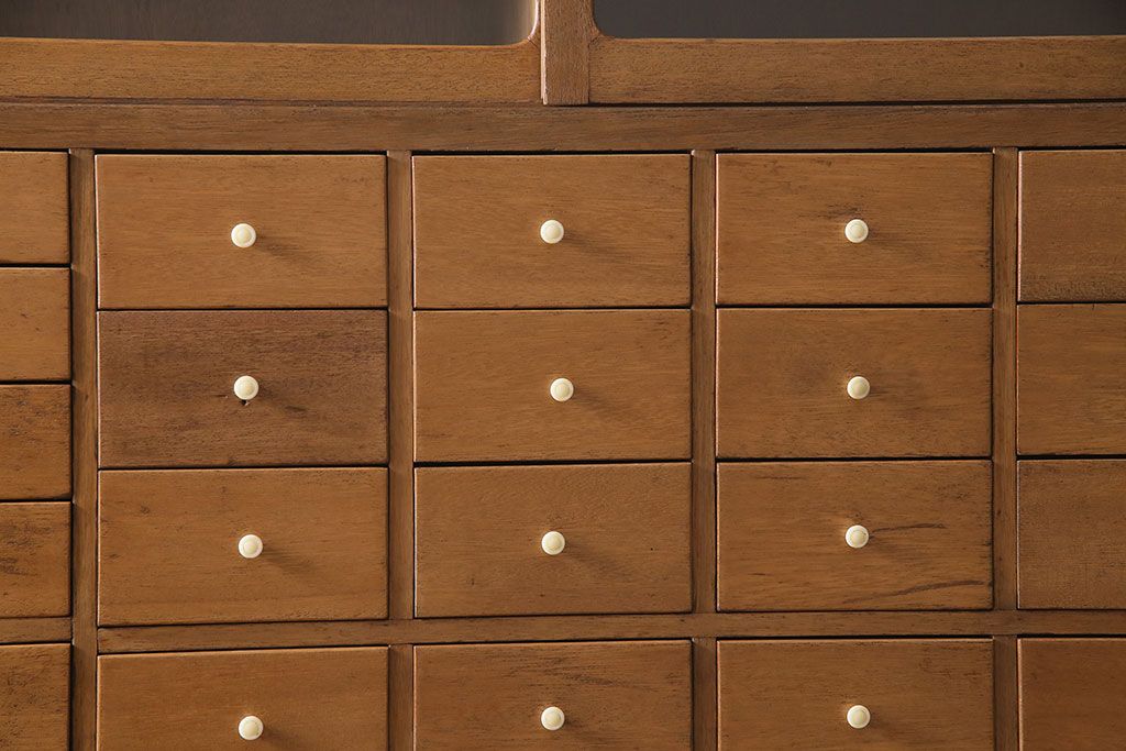 キャビネットをリペア&カスタム!ガラスをゆらゆらガラスへ入れ替え。欠損した取っ手を取り付け。棚はセパレートさせ、可動式の棚板を設置。塗装を剥離し明るい色味に着色し仕上げ。(収納棚、引き出し)