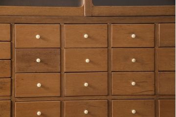 キャビネットをリペア&カスタム!ガラスをゆらゆらガラスへ入れ替え。欠損した取っ手を取り付け。棚はセパレートさせ、可動式の棚板を設置。塗装を剥離し明るい色味に着色し仕上げ。(収納棚、引き出し)