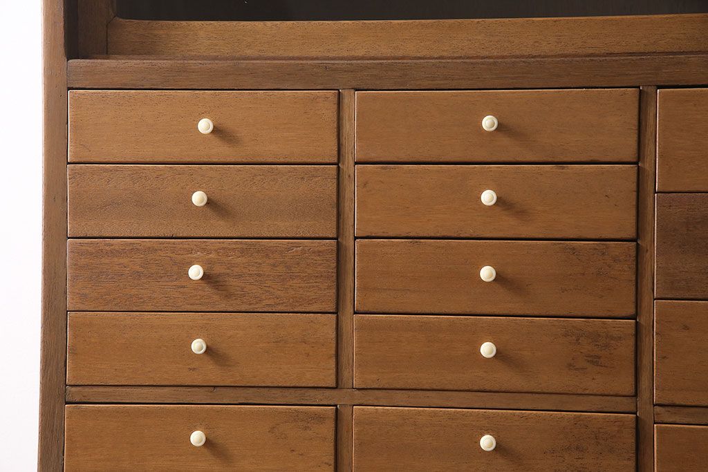 キャビネットをリペア&カスタム!ガラスをゆらゆらガラスへ入れ替え。欠損した取っ手を取り付け。棚はセパレートさせ、可動式の棚板を設置。塗装を剥離し明るい色味に着色し仕上げ。(収納棚、引き出し)