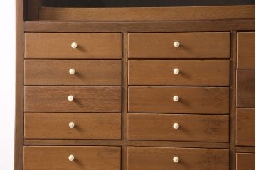 キャビネットをリペア&カスタム!ガラスをゆらゆらガラスへ入れ替え。欠損した取っ手を取り付け。棚はセパレートさせ、可動式の棚板を設置。塗装を剥離し明るい色味に着色し仕上げ。(収納棚、引き出し)