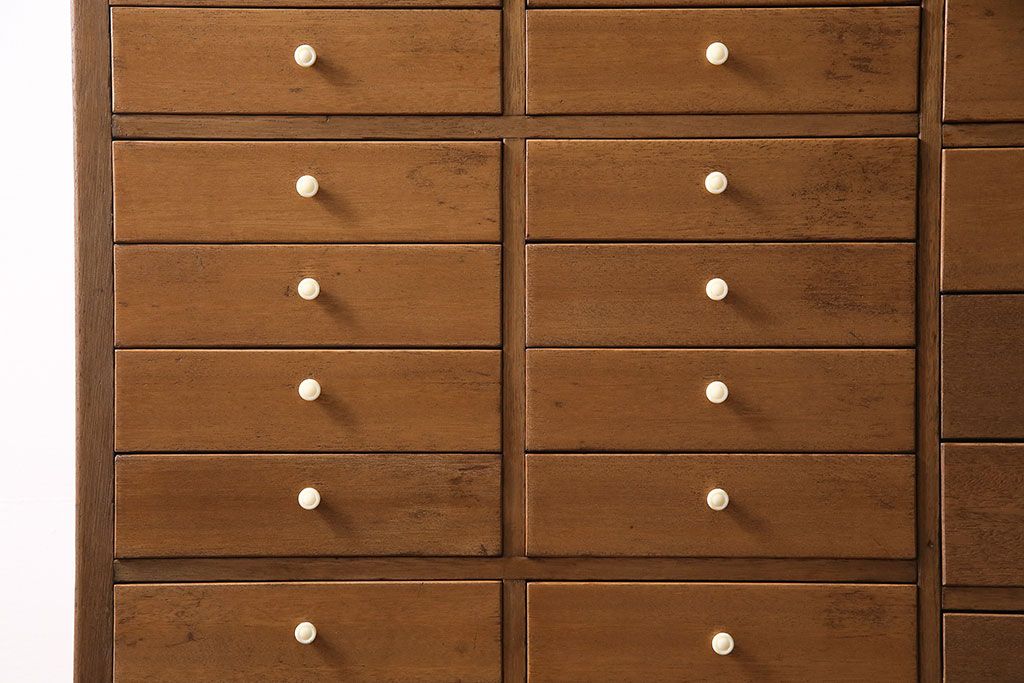 キャビネットをリペア&カスタム!ガラスをゆらゆらガラスへ入れ替え。欠損した取っ手を取り付け。棚はセパレートさせ、可動式の棚板を設置。塗装を剥離し明るい色味に着色し仕上げ。(収納棚、引き出し)