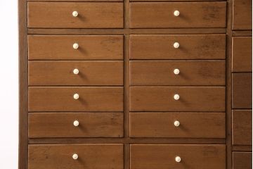 キャビネットをリペア&カスタム!ガラスをゆらゆらガラスへ入れ替え。欠損した取っ手を取り付け。棚はセパレートさせ、可動式の棚板を設置。塗装を剥離し明るい色味に着色し仕上げ。(収納棚、引き出し)