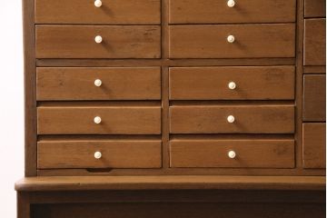 キャビネットをリペア&カスタム!ガラスをゆらゆらガラスへ入れ替え。欠損した取っ手を取り付け。棚はセパレートさせ、可動式の棚板を設置。塗装を剥離し明るい色味に着色し仕上げ。(収納棚、引き出し)