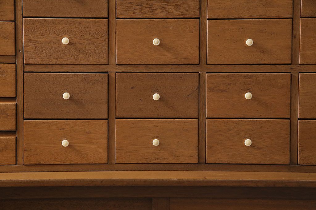 キャビネットをリペア&カスタム!ガラスをゆらゆらガラスへ入れ替え。欠損した取っ手を取り付け。棚はセパレートさせ、可動式の棚板を設置。塗装を剥離し明るい色味に着色し仕上げ。(収納棚、引き出し)