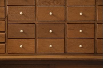 キャビネットをリペア&カスタム!ガラスをゆらゆらガラスへ入れ替え。欠損した取っ手を取り付け。棚はセパレートさせ、可動式の棚板を設置。塗装を剥離し明るい色味に着色し仕上げ。(収納棚、引き出し)