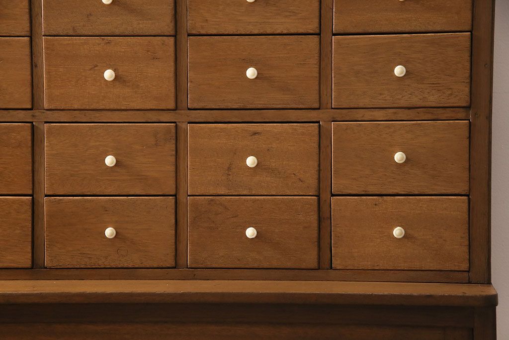 キャビネットをリペア&カスタム!ガラスをゆらゆらガラスへ入れ替え。欠損した取っ手を取り付け。棚はセパレートさせ、可動式の棚板を設置。塗装を剥離し明るい色味に着色し仕上げ。(収納棚、引き出し)