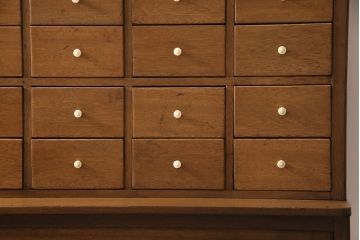 キャビネットをリペア&カスタム!ガラスをゆらゆらガラスへ入れ替え。欠損した取っ手を取り付け。棚はセパレートさせ、可動式の棚板を設置。塗装を剥離し明るい色味に着色し仕上げ。(収納棚、引き出し)