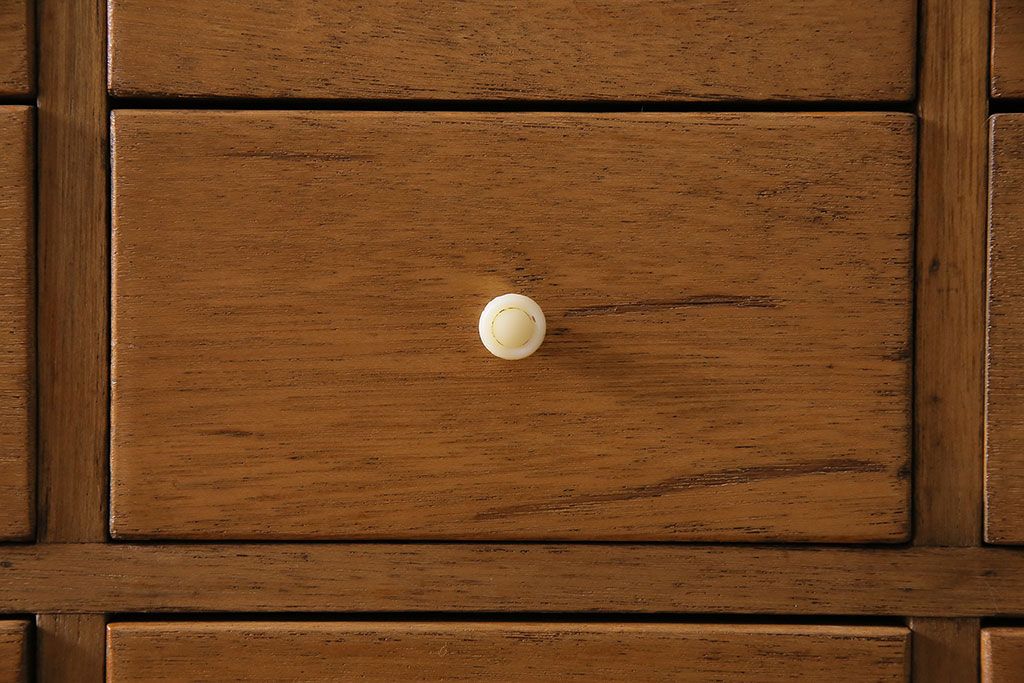 キャビネットをリペア&カスタム!ガラスをゆらゆらガラスへ入れ替え。欠損した取っ手を取り付け。棚はセパレートさせ、可動式の棚板を設置。塗装を剥離し明るい色味に着色し仕上げ。(収納棚、引き出し)