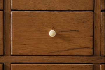 キャビネットをリペア&カスタム!ガラスをゆらゆらガラスへ入れ替え。欠損した取っ手を取り付け。棚はセパレートさせ、可動式の棚板を設置。塗装を剥離し明るい色味に着色し仕上げ。(収納棚、引き出し)