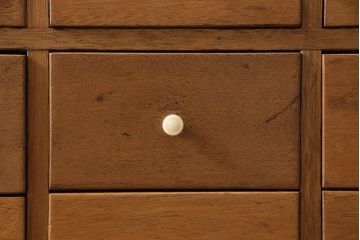 キャビネットをリペア&カスタム!ガラスをゆらゆらガラスへ入れ替え。欠損した取っ手を取り付け。棚はセパレートさせ、可動式の棚板を設置。塗装を剥離し明るい色味に着色し仕上げ。(収納棚、引き出し)