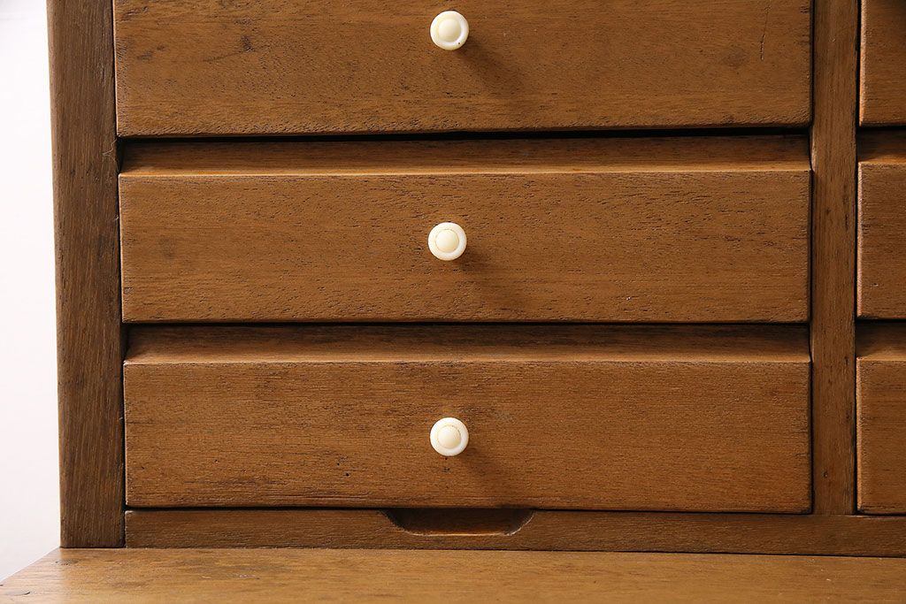 キャビネットをリペア&カスタム!ガラスをゆらゆらガラスへ入れ替え。欠損した取っ手を取り付け。棚はセパレートさせ、可動式の棚板を設置。塗装を剥離し明るい色味に着色し仕上げ。(収納棚、引き出し)