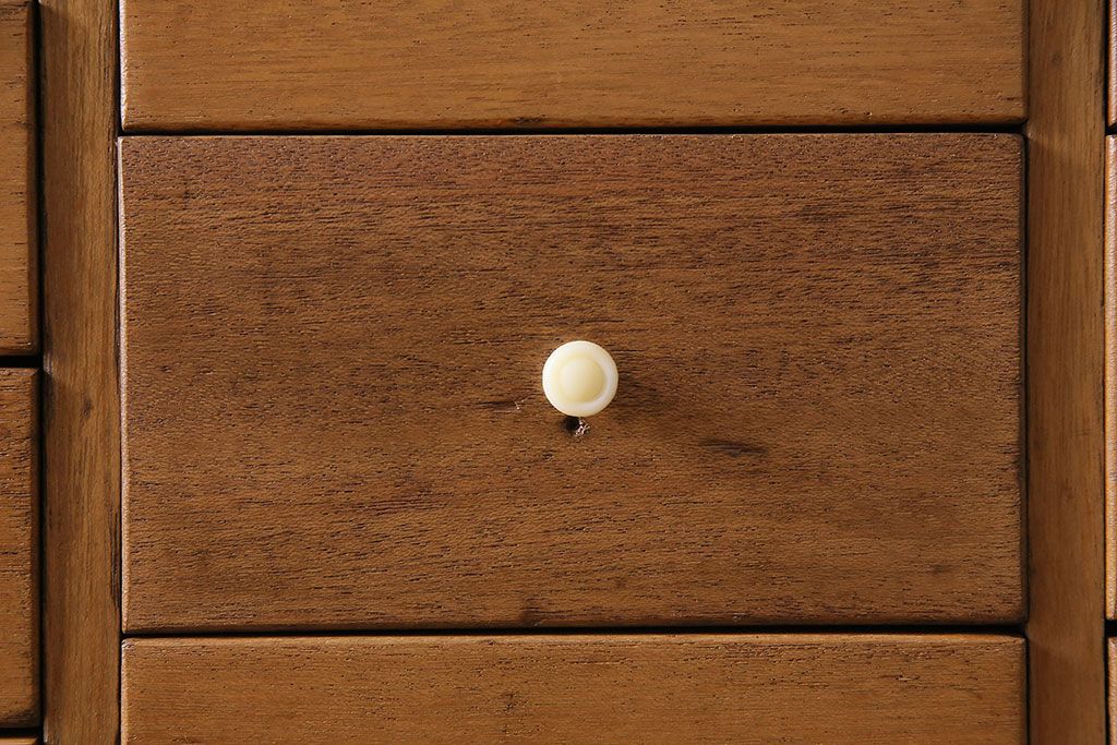 キャビネットをリペア&カスタム!ガラスをゆらゆらガラスへ入れ替え。欠損した取っ手を取り付け。棚はセパレートさせ、可動式の棚板を設置。塗装を剥離し明るい色味に着色し仕上げ。(収納棚、引き出し)