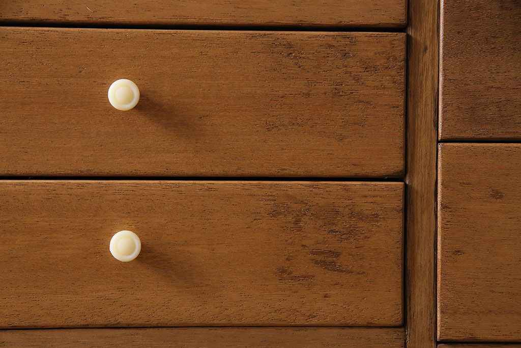 キャビネットをリペア&カスタム!ガラスをゆらゆらガラスへ入れ替え。欠損した取っ手を取り付け。棚はセパレートさせ、可動式の棚板を設置。塗装を剥離し明るい色味に着色し仕上げ。(収納棚、引き出し)