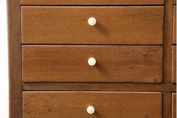 キャビネットをリペア&カスタム!ガラスをゆらゆらガラスへ入れ替え。欠損した取っ手を取り付け。棚はセパレートさせ、可動式の棚板を設置。塗装を剥離し明るい色味に着色し仕上げ。(収納棚、引き出し)